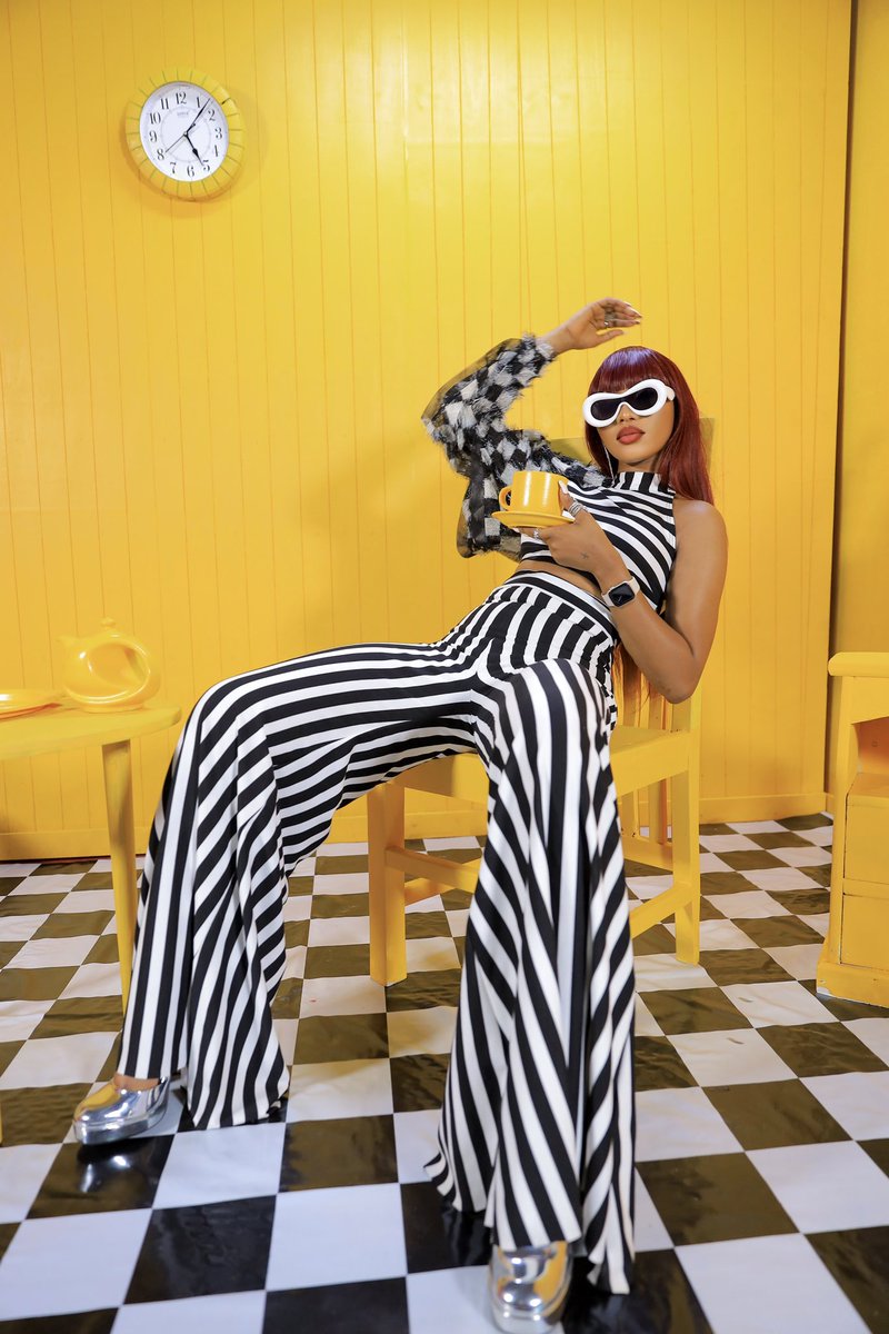 SpiceDianaUg's tweet image. They be wondering why a bad gal be effortlessly hot and successful ☺️ even after painting her the bad gal 
#simpleman