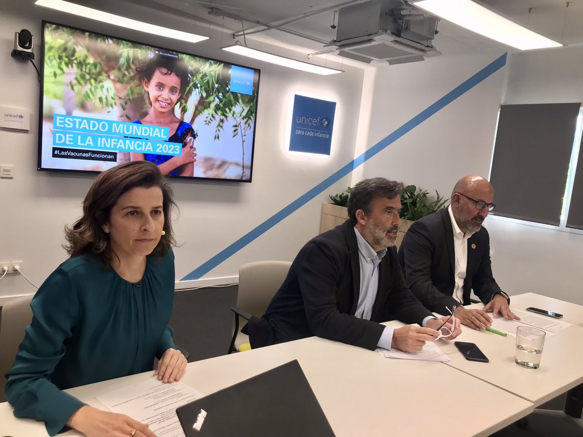 unicef_es's tweet photo. Nuestro nuevo informe sobre el Estado Mundial de la Infancia muestra que la disminución de la confianza en las vacunas y las interrupciones debido a la pandemia tienen efectos devastadores en la salud de niñas y niños.
🔴En directo: https://t.co/umRAHJq12u #LasVacunasFuncionan https://t.co/71DsdSyk7O