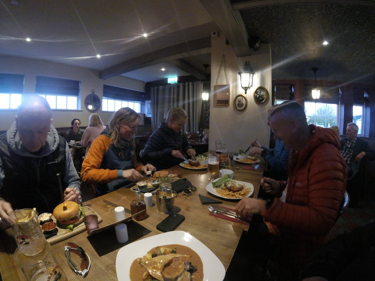 Pleased we had great weather for our first mid-week sunset guided trail run from Stanhill, Lancashire.
A 'mildly undulating' but wonderfully scenic 13km route from the fab <a href="/StanhillPub/">Stanhill Pub & Kitchen</a> - thanks for the super hospitality, those well earned meals didn't last long.. #nomnom