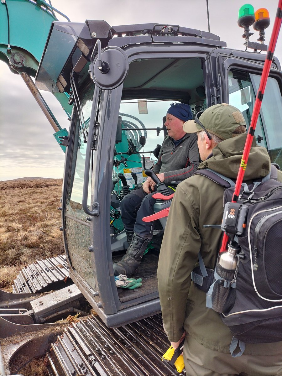 CaleyClimate's tweet photo. Garth, catching up with @HighlandConser1 during a site visit near Dingwall on Tuesday 

The team at Highland Conservation are doing a brilliant job #restoring this #eroding #peatland site under the #PeatlandCode requirements https://t.co/FnCbvwLQxe