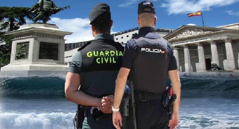 canariasjusapol's tweet photo. ⚠️⚠️ATENCIÓN, HAZ UN TUIT COPIANDO ESTE TEXTO Y LA FOTO, SI APOYAS, VALORAS Y PIENSAS QUE LA POLICÍA Y LA GUARDIA CIVIL, ESTAN DISCRIMINADOS SALARIALMENTE. HÁGAMOSLO VIRAL‼️ELLOS DARÍAN SU VIDA POR TÍ, AHORA ELLOS TE NECESITAN⚠️⚠️ #EquiparacionYa6M https://t.co/tPqsFyJ2jl