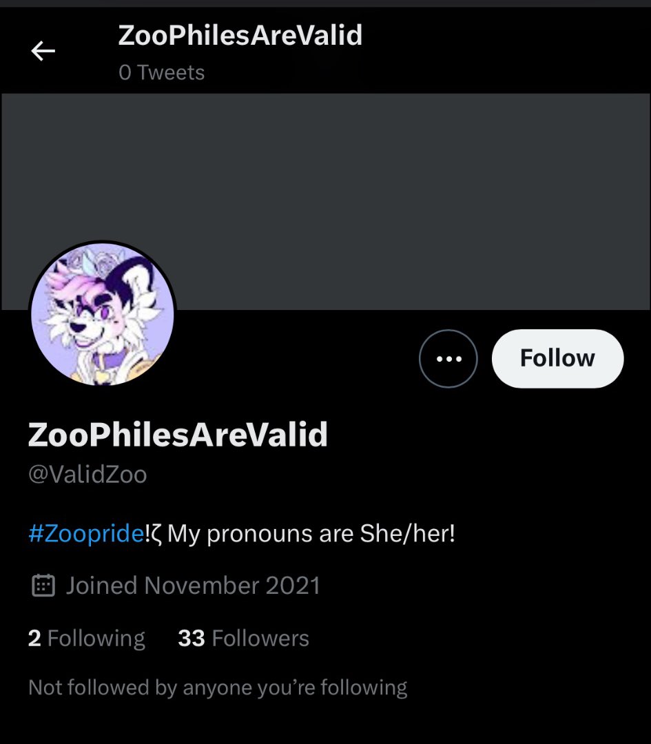 Questa bandiera rappresenta la Zoofilia Pride, cioè attratti sessualmente a animali.
Come vedrete nella seconda foto, stanno spopolando su Twitter.

È un vero schifo! 

 #antizoophile #zoopride #zoophillia #zoophilesareinvalid #zoophilepride