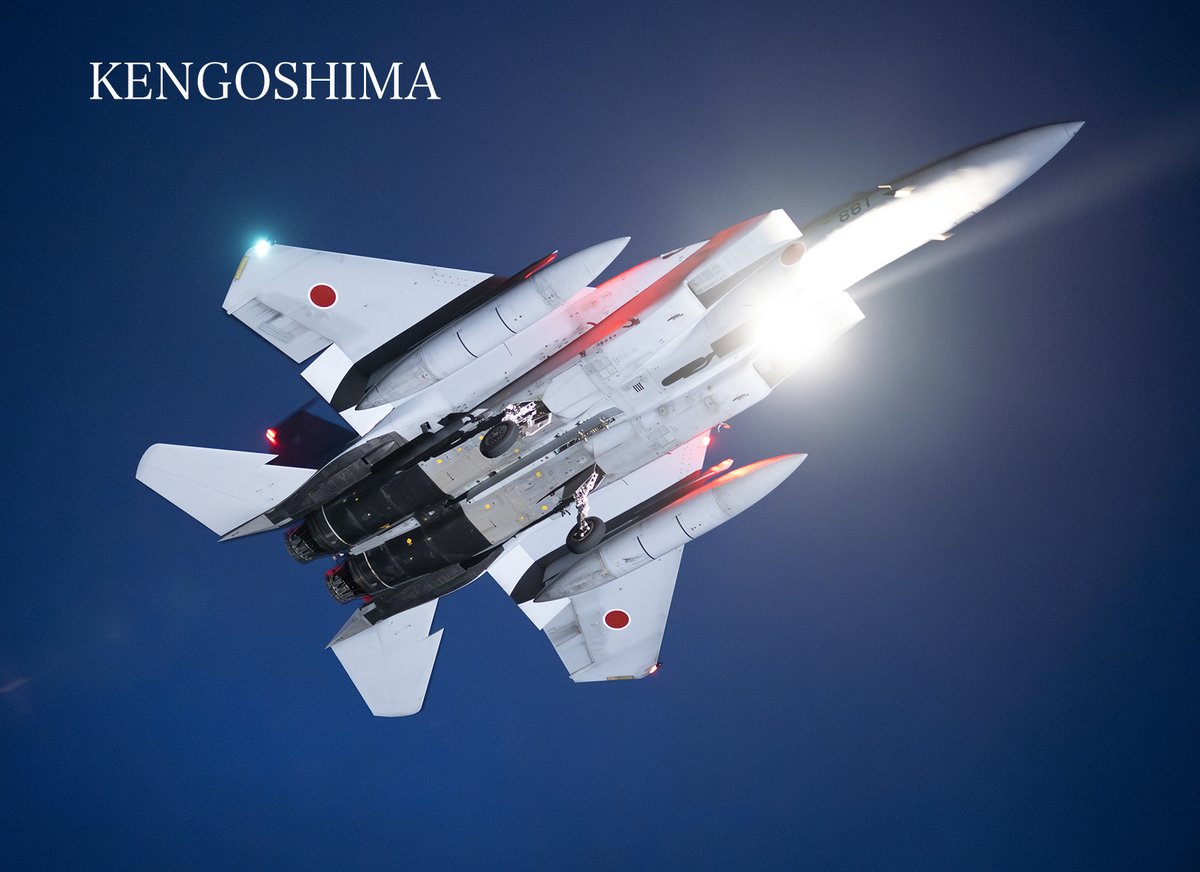 Ken_Goshima's tweet photo. ニコンZ9にNIKKOR Z 50mm f/1.2 Sを装着、夜間訓練にて滑走路へ進入するF-15JをDXクロップ撮影。滑走路灯の閃光が同期し機体下部を照らしています。ISO12800・1/60・F1.2で撮影し、Adobe Camera Raw 15.3のAIノイズ除去機能を使用。過去の同じ状況のカットより、ノイズかなり目立たなくなりました https://t.co/zacc5CEyYS