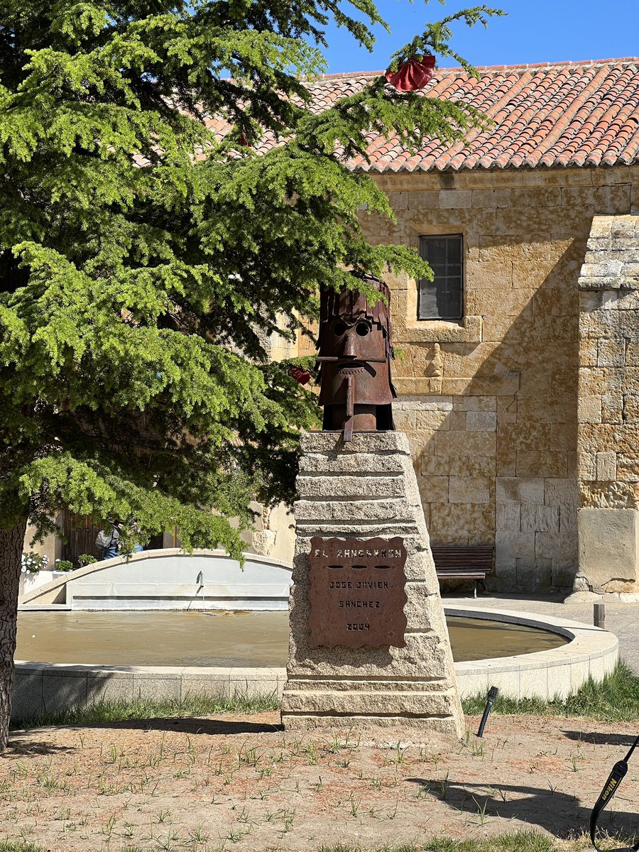 365diasnomundo's tweet photo. Conhecíamos os caretos (os portugueses) e ontem viemos conhecer as tradições da região de Castilla y Leon. Perto de Zamora, em Sanzoles existe uma tradição antiga, a mascarada del zangarrón. A festa acontece a 25 e 26 de dezembro. 

 #DuraDouroEU #territoriosconfuturo #abvppt https://t.co/h4uHcyCQya