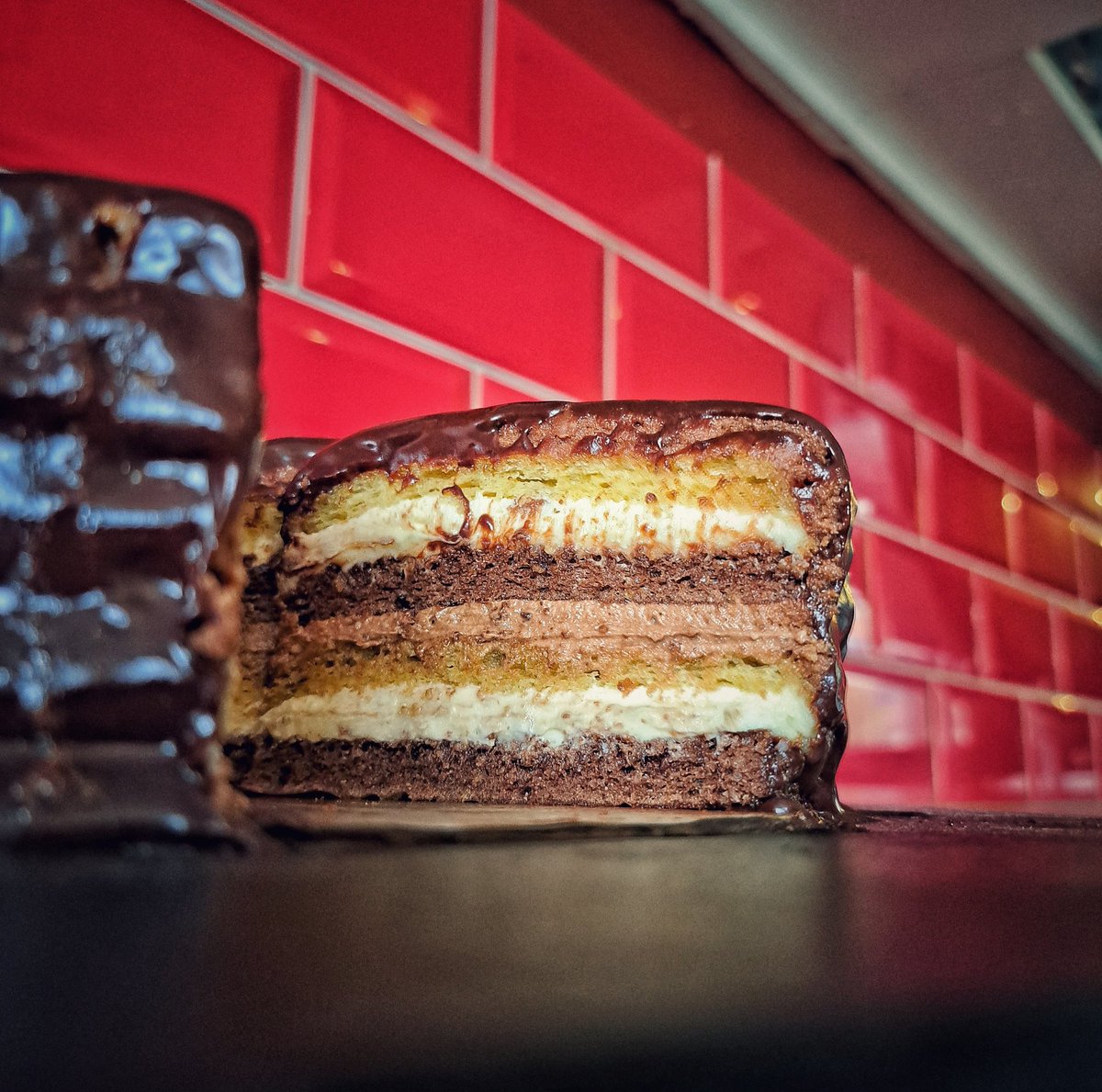 FlourlessBaker's tweet photo. #RecipeOfTheDay 
4 layer sponge cake with white &amp; dark chocolate filing covered with  chocolate &amp; golden syrup ganache. 🥰🎂
#bake #handmade #cake #thursdayvibes #delicious https://t.co/jYmlSdBgrC
