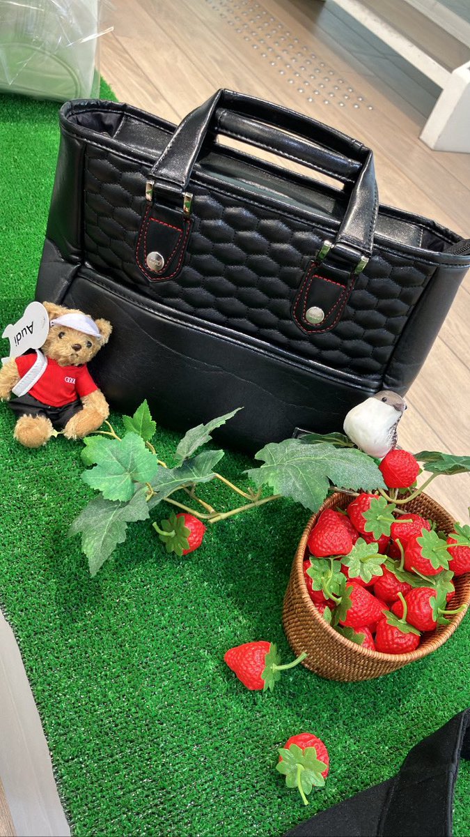 AudiSakai's tweet photo. こんにちは、#アウディ堺 です。
本日、アクセサリー展示コーナーを桜🌸から苺🍓仕様に変更いたしました。
アウディコレクションも豊富に取り揃えております。
お越しの際は一度、ご覧くださいませ。
#アウディ #audi #堺 #いちご
#audicollection #アウディのある生活 https://t.co/QmmKHLU3Zl