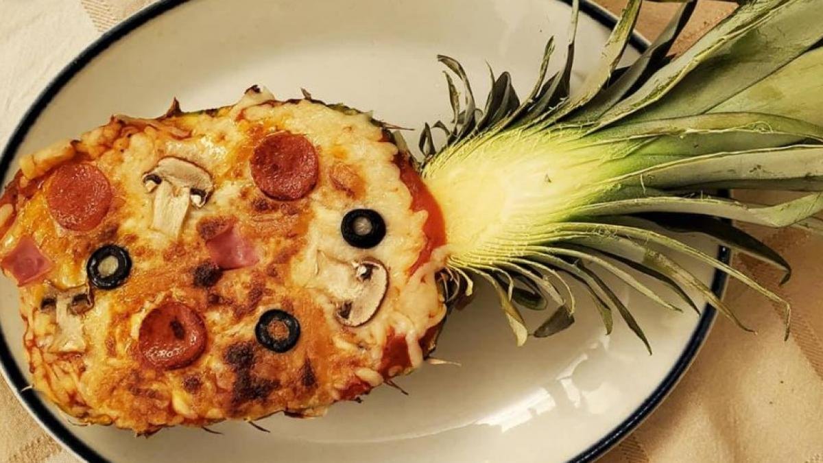 Пицца с ананасами