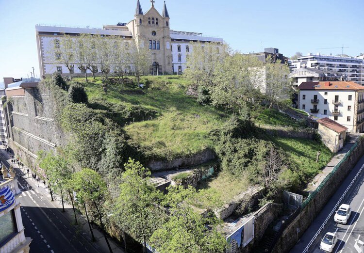 odonelorza2011's tweet photo. De escándalo! Esto está pasando en #SanSebastian .
Su alcalde quiere ubicar en la ladera verde y protegida de la colina histórica de #SanBartolome un artefacto de Hipermercado. Y en pleno centro de la ciudad. https://t.co/yxu3Mf4N3u