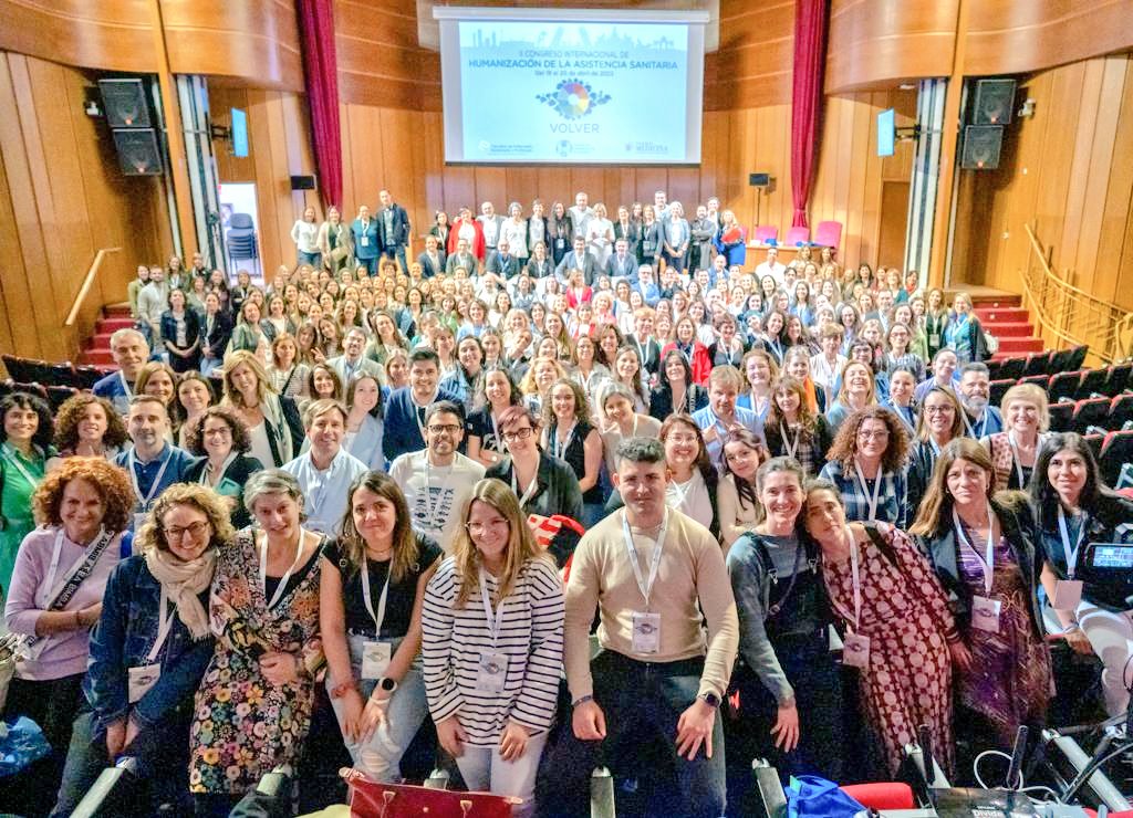 FHSanidad's tweet photo. Foto de Familia del #2CIHAS, cada vez somos más los que soñamos con esta #benditalocura que es humanizar la Sanidad 🙌🏼🙌🏼🙌🏼 https://t.co/ywwOrJNuWK