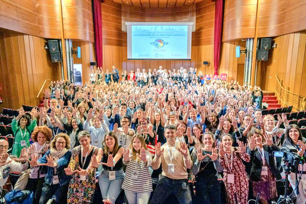 FHSanidad's tweet photo. Foto de Familia del #2CIHAS, cada vez somos más los que soñamos con esta #benditalocura que es humanizar la Sanidad 🙌🏼🙌🏼🙌🏼 https://t.co/ywwOrJNuWK