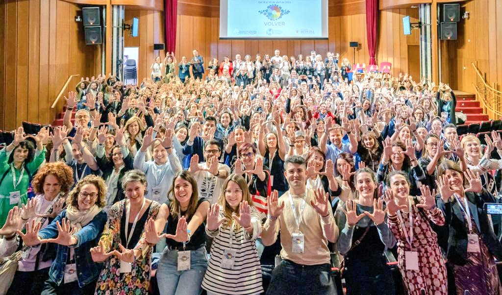 FHSanidad's tweet photo. Foto de Familia del #2CIHAS, cada vez somos más los que soñamos con esta #benditalocura que es humanizar la Sanidad 🙌🏼🙌🏼🙌🏼 https://t.co/ywwOrJNuWK