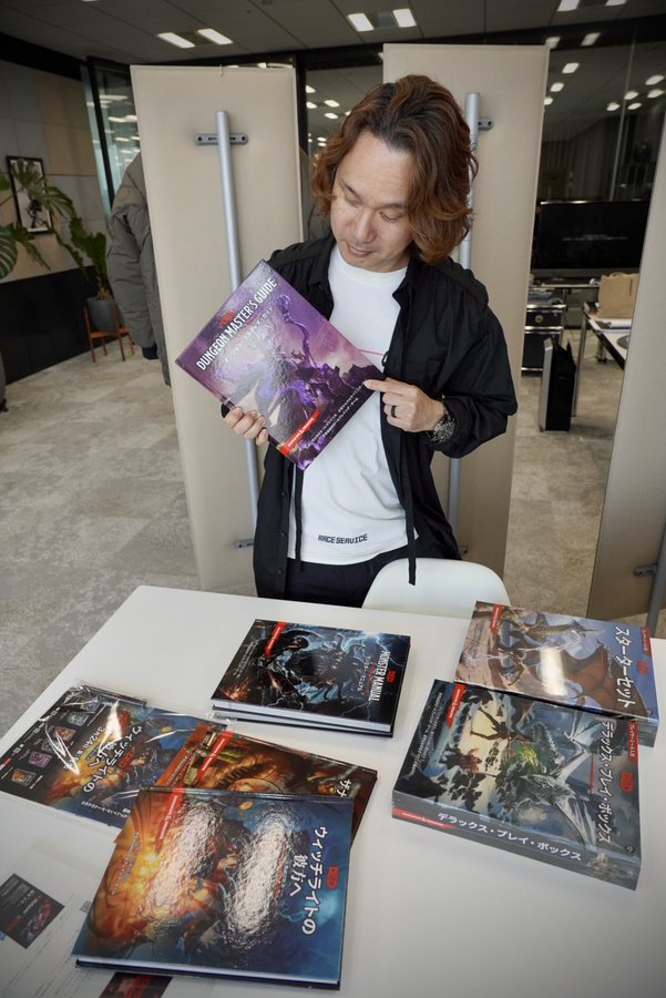 HIDEO_KOJIMA_EN's tweet photo. Thank you for sending the Japanese version of "Dungeons &amp; Dragons."  
Looking forward to playing while learning from the game master, Yoji. https://t.co/UAbRoOvewe