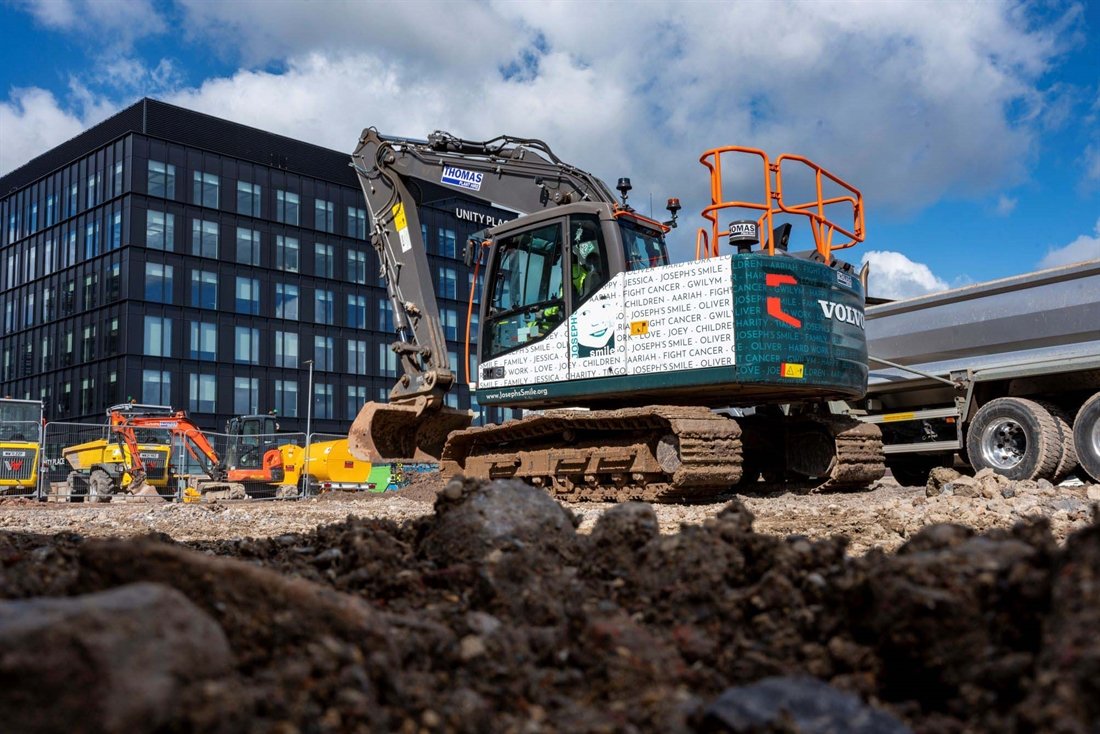 EarthmoversMag's tweet photo. Thomas Group custom wraps Volvo EC140 excavator in support of Joseph Smile Children's Charity.
Read story ⬇️
https://t.co/01lB1v8cn5
-----
#earthmoversmagazine #charity #josephsmile #childrenscharity #digger #excavator #thomasgroup https://t.co/IQn1VJsQmj