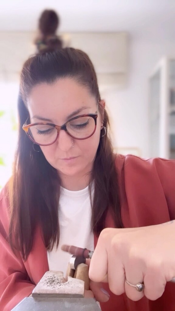 masaoms's tweet photo. Què et puc explicar de l’Ametista que no t’hagi explicat fins ara? Crec que em centraré a dir-te que feia temps que buscava unes Ametistes cristal·litzades com aquestes, que tinguessin formes diferents, i uns cristalls grans i de color lila intens. I res… https://t.co/brJrBgZD4D https://t.co/RsaShSk8J1