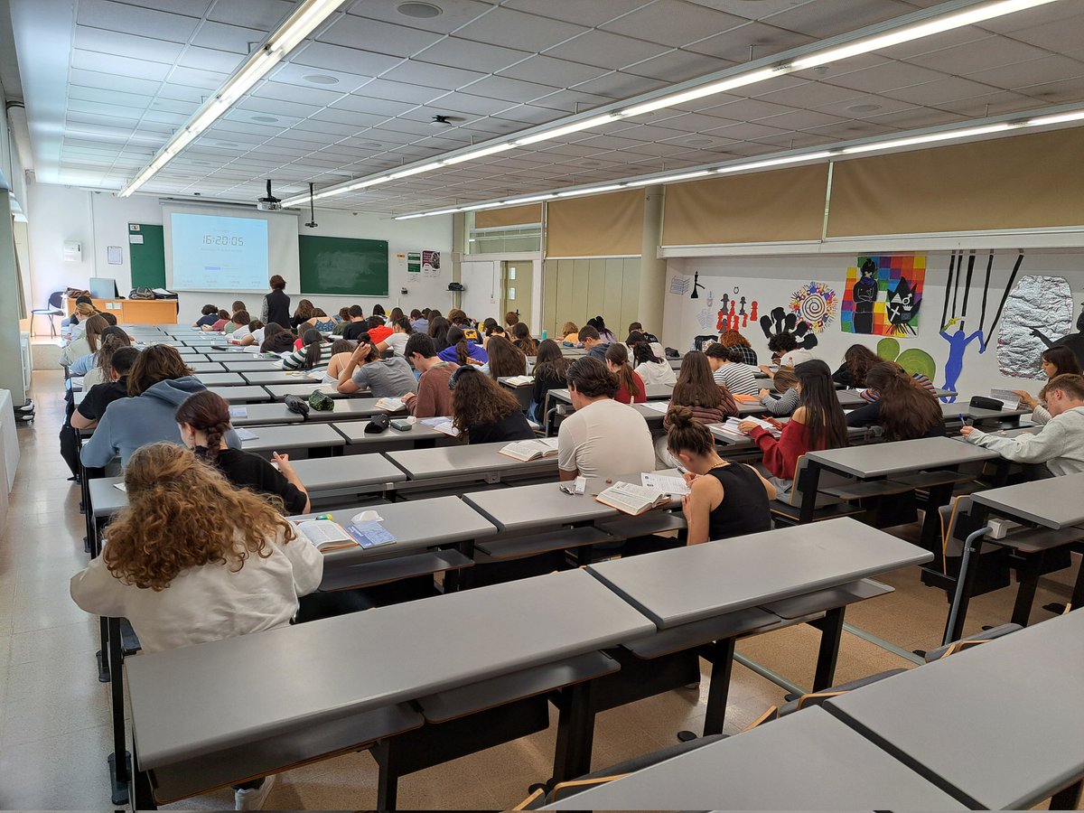 Ahir, 19 d'abril, es va celebrar la VII Olimpíada clàssica de la UAB amb la participació de 69 estudiants de batxillerat. 69 valents! Moltes gràcies per participar-hi i gracies als seus professors pel suport! #OlimpíadaClàssicaUAB