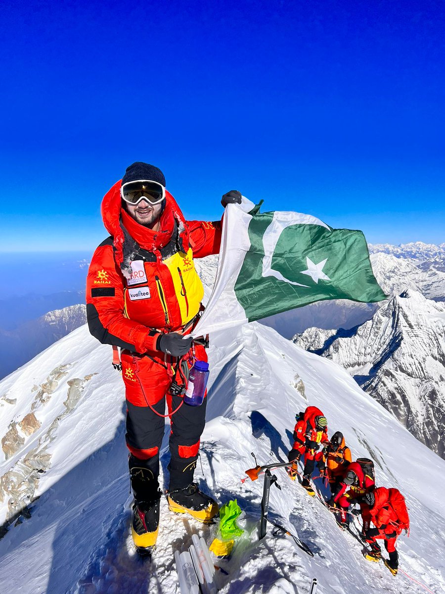 Shehrozekashif2's tweet photo. Top of Annapurna …. nothing up and beneath !!!
Alhumdulilah! Raised Pakistan’s Green Flag 📷 on summit of Mount Annapurna 8091m in Nepal, the world's 10th highest peak.
#Shehrozekashif #PakistanZindabad https://t.co/StMY9k3daJ