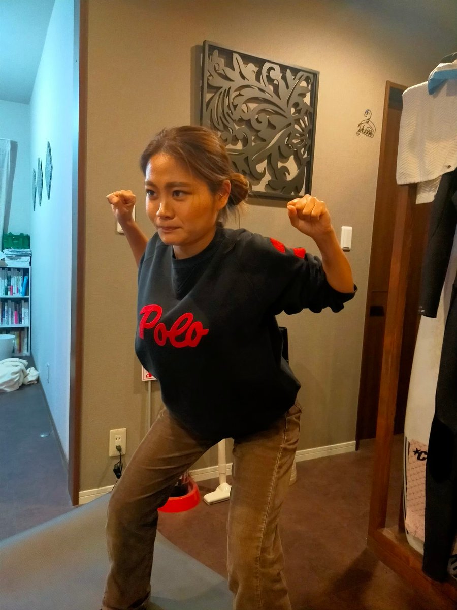 【ノマド家の日常レポート】  
こちらはアルバムに残っていたとある日のリビングの様子ですが、どうやら筋トレをしてるみたいです。

よく見るとすぐ目の前では鍋パーティーが行われています。

一体なぜ、そのタイミング・その場所で筋トレをしようとなったのか、今となっては謎でしかありません。