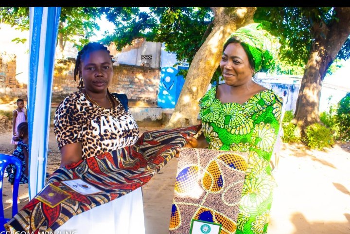 JoelMusenena's tweet photo. UNC-MPN, Mobilisation et Propagande Nationale
Kongo Central, le 17 Avril 2023
Le bal était ouvert dans la cité de #Kindamba où elle a remis des pagnes à plus de 200 femmes, puis s'en est suivi l'étape de la cité de #Shell où une multitude des femmes ont reçu des pagnes. https://t.co/f4UMdm6myK