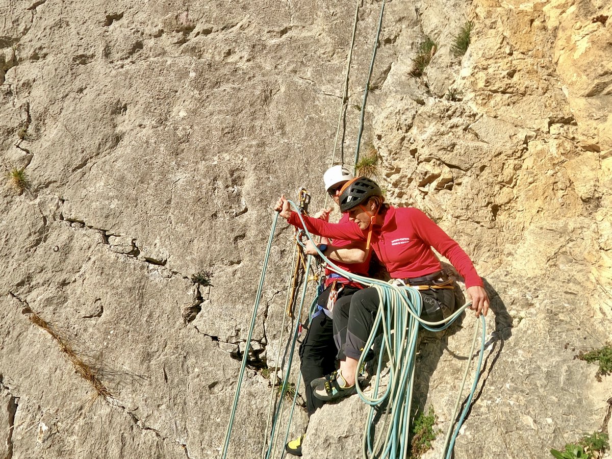 En #escalade, l'espace est souvent exigu au relais !
Chacun doit y trouver sa place et c'est souvent le moment de faire du ménage ou de la réorganisation, voir de refaire le monde 😂