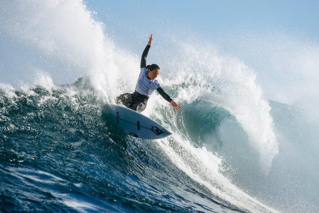 Surf - Après avoir composté son billet pour Paris 2024, la Française Johanne Defay s'est qualifiée ce jeudi pour les huitièmes de finale de la cinquième manche du Championship Tour à Margaret River (Australie) ow.ly/aEff50NNGz8