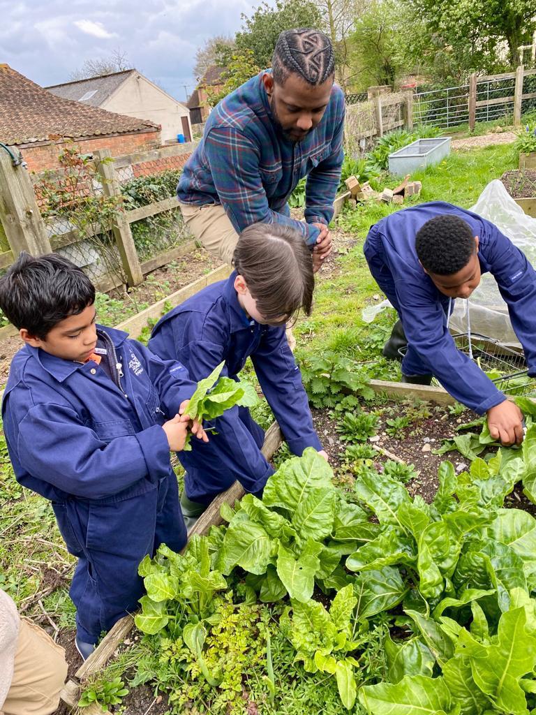 farmersforaweek's tweet photo. Thrilled to announce @JBGill as our Ambassador. JB's passion for farming and, educating children is infectious, as is his desire to highlight the farm to fork agenda. It was a pleasure to welcome JB to @Wick_Court this week to share our muck &amp; magic. Welcome to the family, JB 💚 https://t.co/x7WHISBEpT