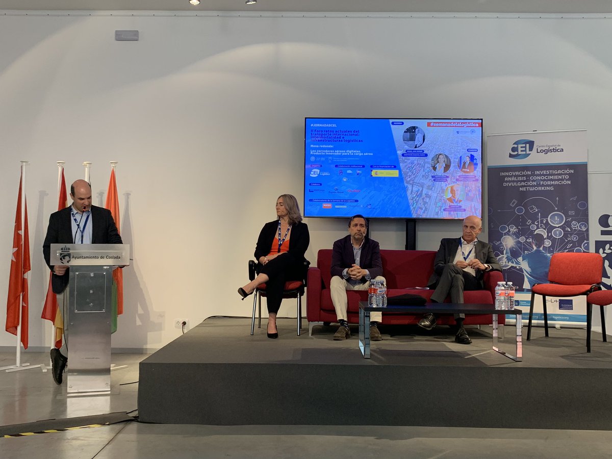 usyncro's tweet photo. ➡️ @MiguelJimenezRo, destaca la #multicanalidad como elemento clave de los #corredoresdigitales

@Cristri3 anuncia el acuerdo entre #Usyncro y @astic1960 para impulsar los corredores terrestres. 
‘Porque ninguna mercancía llega del avión o el barco a nuestras casas’

#JornadasCEL https://t.co/KfSzTNynl2