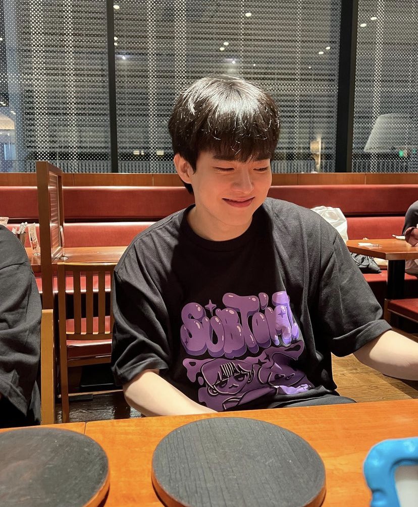 정수빈 넌 웃는게 제일 이뻐 항상 웃는 일만 가득 했으면 좋겠고 난 앞으로도 널 제일 많이 응원할게 찬란할 수빈이의 미래를 응원해