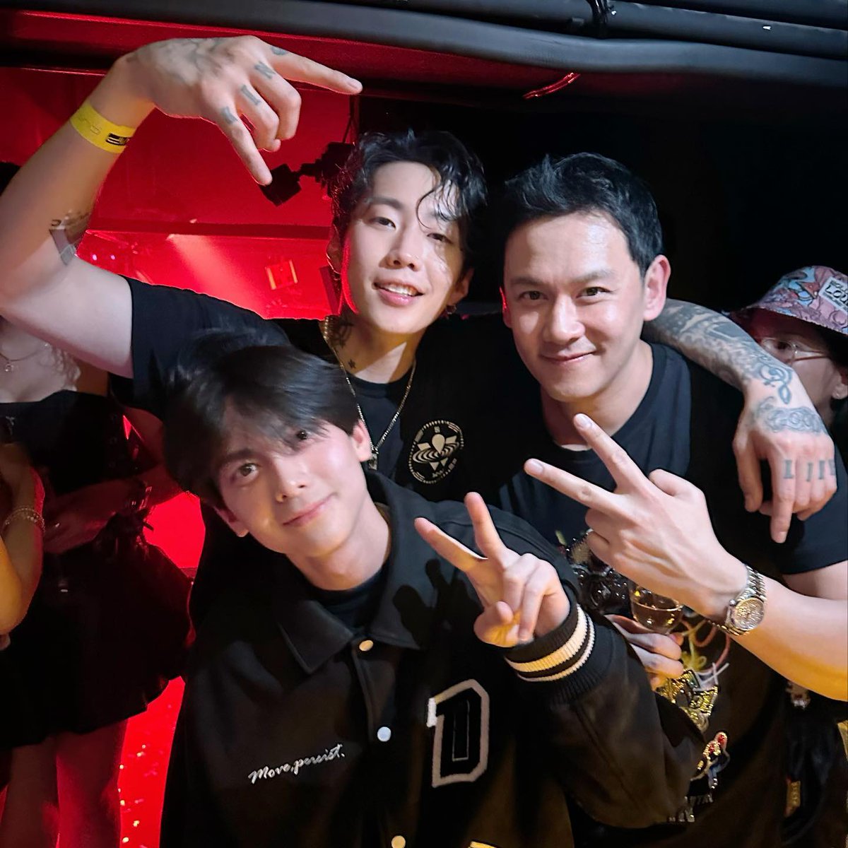 Jwalkerz_TH's tweet photo. [IG]  200423 ฟลุ๊ค เกริกพล ,อชิ, พีท ทองเจือและภรรยาในงาน #WONSojuNightOut ค่ะ

CR: fluke777, pete_thongchua.nmg, seyamiya

https://t.co/n1TKEDS2LM
https://t.co/5tKVEFgHnh
https://t.co/gamQqUO8Ir

#MOREVISON #H1GHRMUSIC #JAYPARK #박재범 #WonsojuTH https://t.co/hPsiVCJh0X