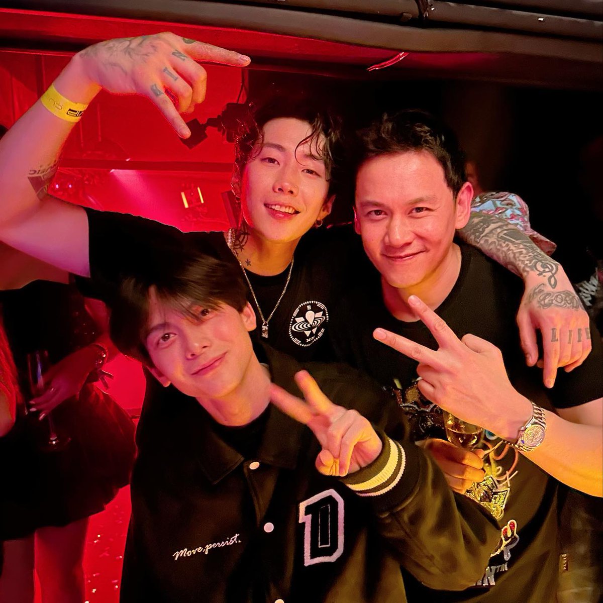 Jwalkerz_TH's tweet photo. [IG]  200423 ฟลุ๊ค เกริกพล ,อชิ, พีท ทองเจือและภรรยาในงาน #WONSojuNightOut ค่ะ

CR: fluke777, pete_thongchua.nmg, seyamiya

https://t.co/n1TKEDS2LM
https://t.co/5tKVEFgHnh
https://t.co/gamQqUO8Ir

#MOREVISON #H1GHRMUSIC #JAYPARK #박재범 #WonsojuTH https://t.co/hPsiVCJh0X