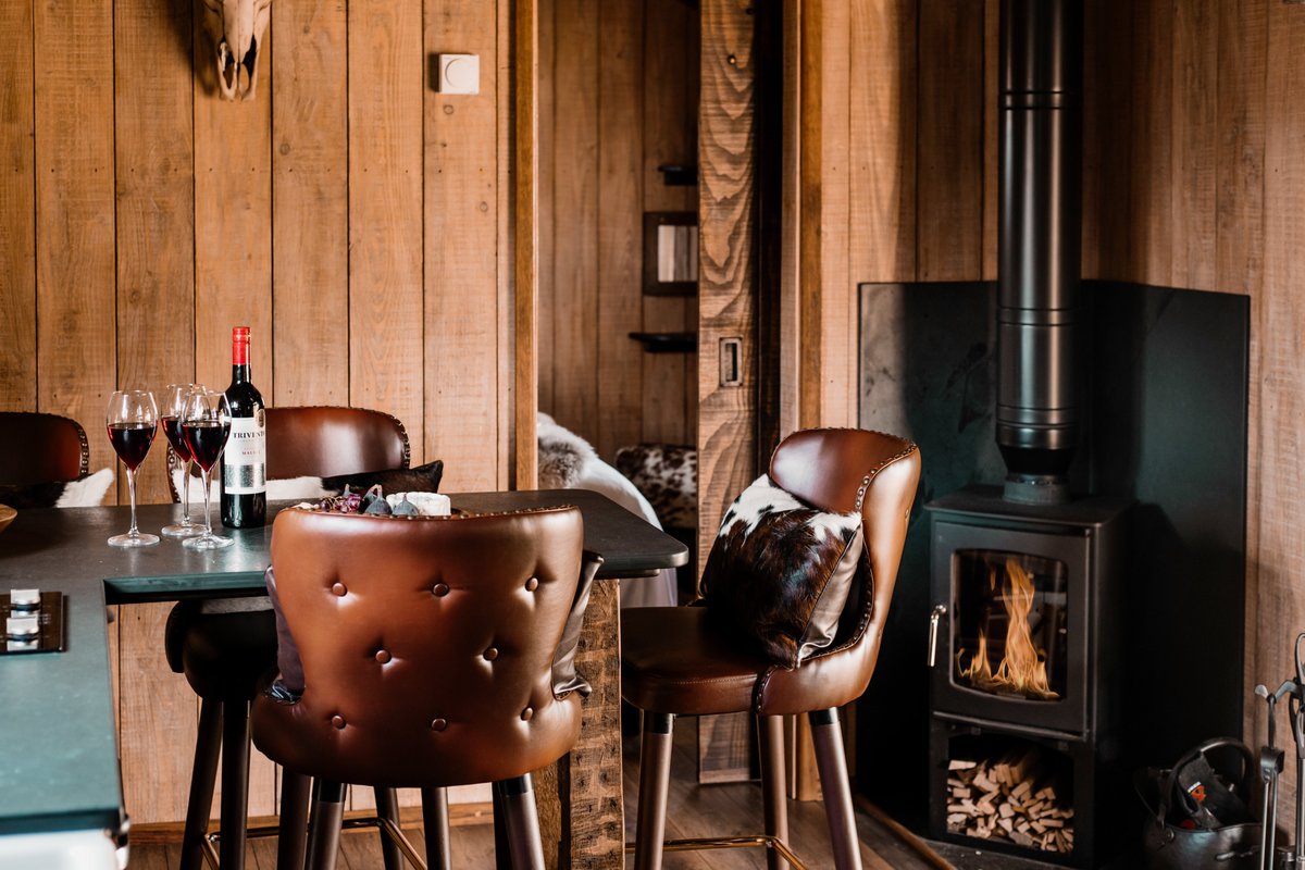 Uniquehideaways's tweet photo. We would like to introduce our heavenly new hideaway in Devon... Rancher's Hut🌙

This western-chic cabin ticks all the boxes, think leisurely mornings on the veranda and moonlit dips in the wood-fired hot tub... dreamy!

Escape here: https://t.co/JXjUVMzm0r https://t.co/hn6xbjVl7c