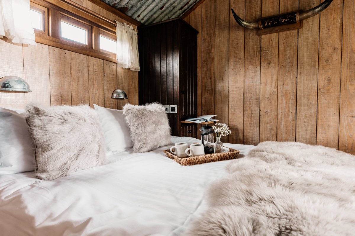 Uniquehideaways's tweet photo. We would like to introduce our heavenly new hideaway in Devon... Rancher's Hut🌙

This western-chic cabin ticks all the boxes, think leisurely mornings on the veranda and moonlit dips in the wood-fired hot tub... dreamy!

Escape here: https://t.co/JXjUVMzm0r https://t.co/hn6xbjVl7c