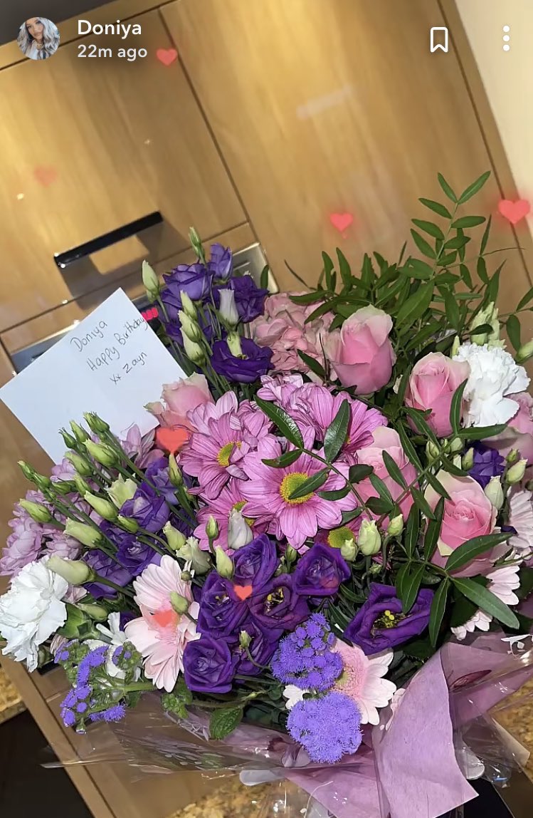 zmdaily's tweet photo. Zayn sent flowers to his sister Doniya for her birthday! https://t.co/97hkFjGQNY