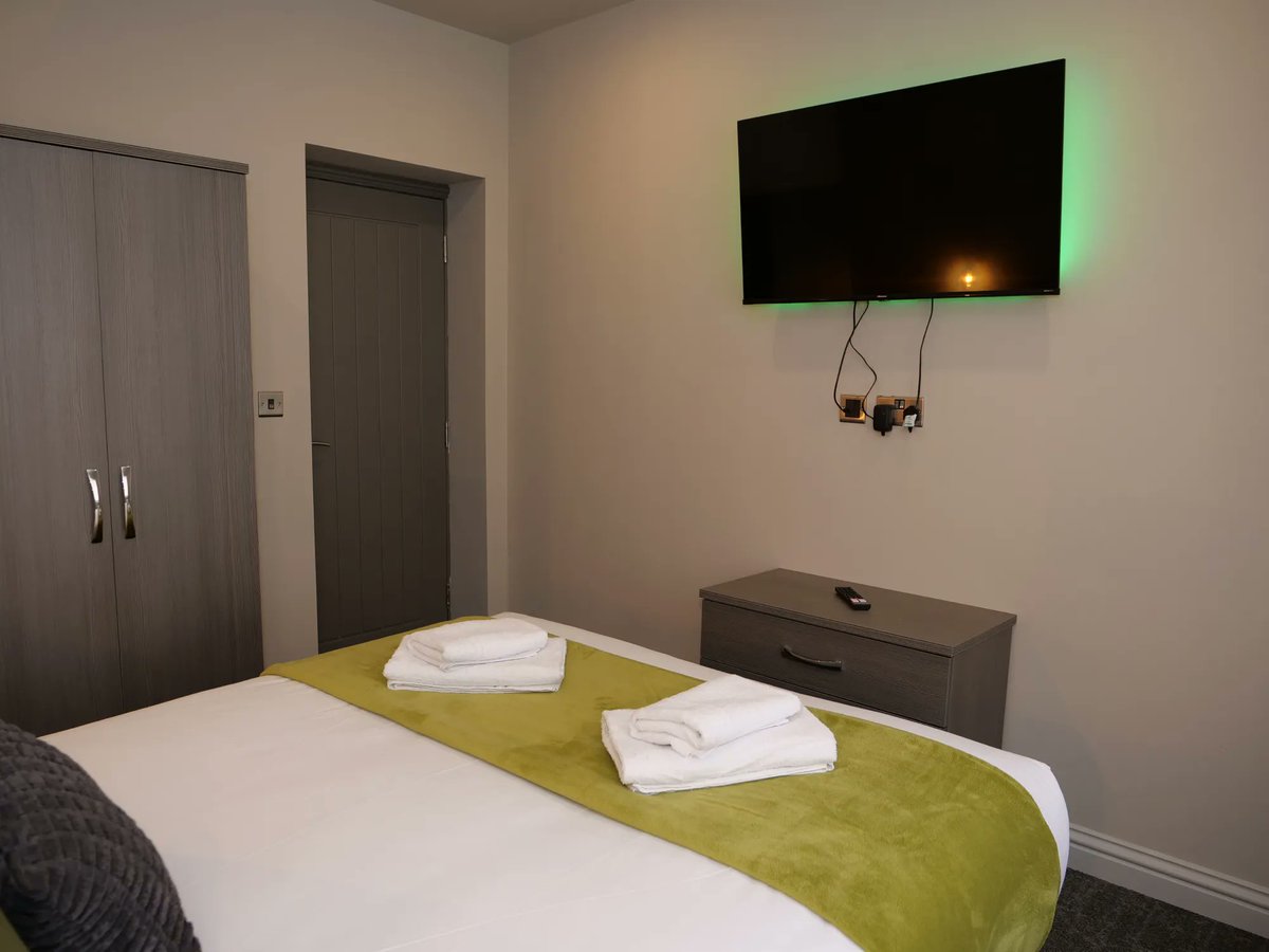 thisisresolute's tweet photo. 🎉 Our brand new Verde Suite is now live &amp; available on all platforms!

Our final two apartments within our Luxury Collective of 8 Silver Forge Apartments will be launching later this week!

 #thisisresolute #birminghamapartments #holidayrental https://t.co/dXmkrk8NBy