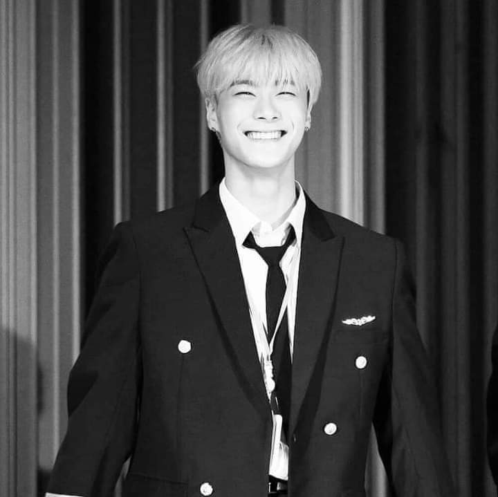 OeishiN's tweet photo. *Not BTS related*

It's always those with the biggest and brightest smiles. Gone too soon 😭

💜 Forever in our hearts _You all are in better place ✨️

SHINEE_ JONGHYUN - 2017 
F(x)_SULLI - 2019
KARA_HARA- 2019 
ASTRO_MOONBIN - 2023 https://t.co/EJaQRWeXVF