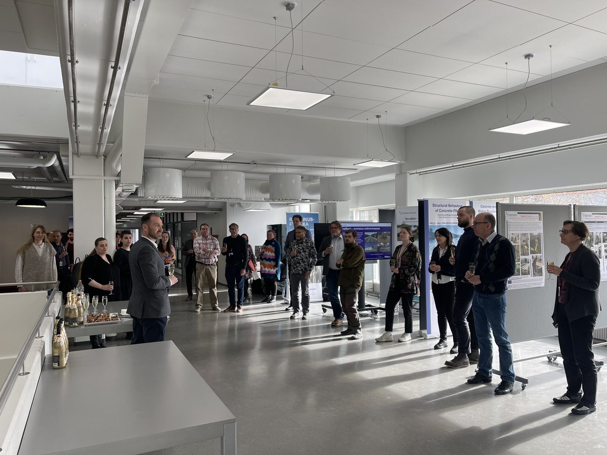 Tule tutustumaan, millaista tutkimusta rakennetun ympäristön tiedekunnassa teemme juuri nyt! Juhlistimme eilen tutkimusryhmien posterinäyttelyn avajaisia. Näyttely on avoinna 19.-28.4. Hervannan kampuksella Rakennustalon aulassa #rakennustekniikka #arkkitehtuuri #tutkimus