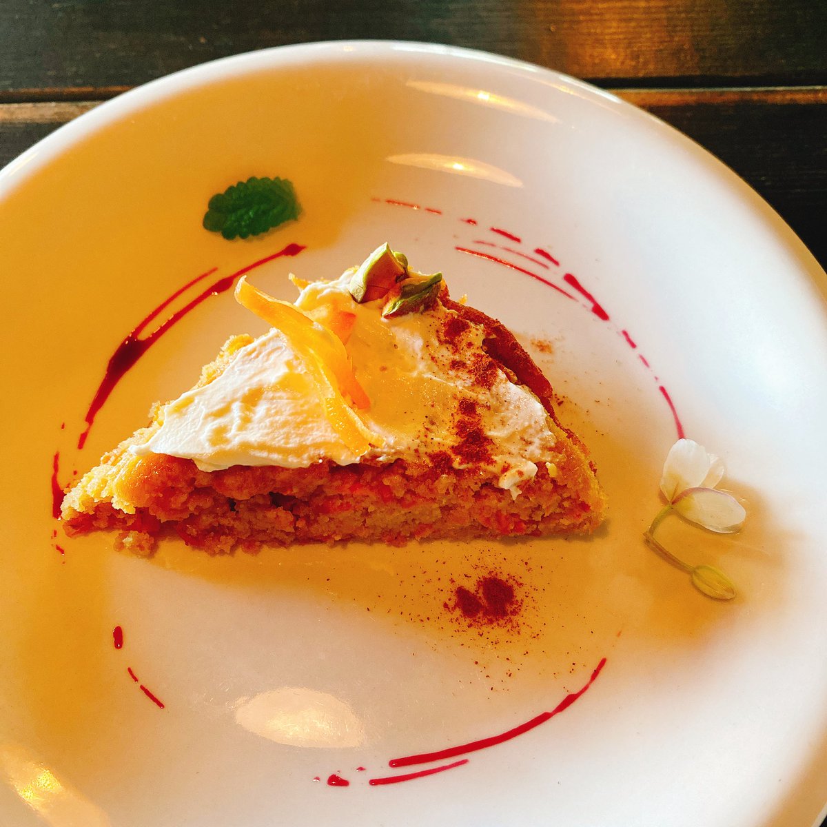 疲れたのでポンシャさんでランチ。プレートとキャロットケーキを。銀鮭と聞いていただかないわけにはいかず、即決。とっっても好きなお味でもうまた食べたい。けどパスタも食べたい。カレーも。食べたいものばかりで忙しい。キャロットケーキ、人参の主張が強くて好きです。ホールで食べられるやつ。