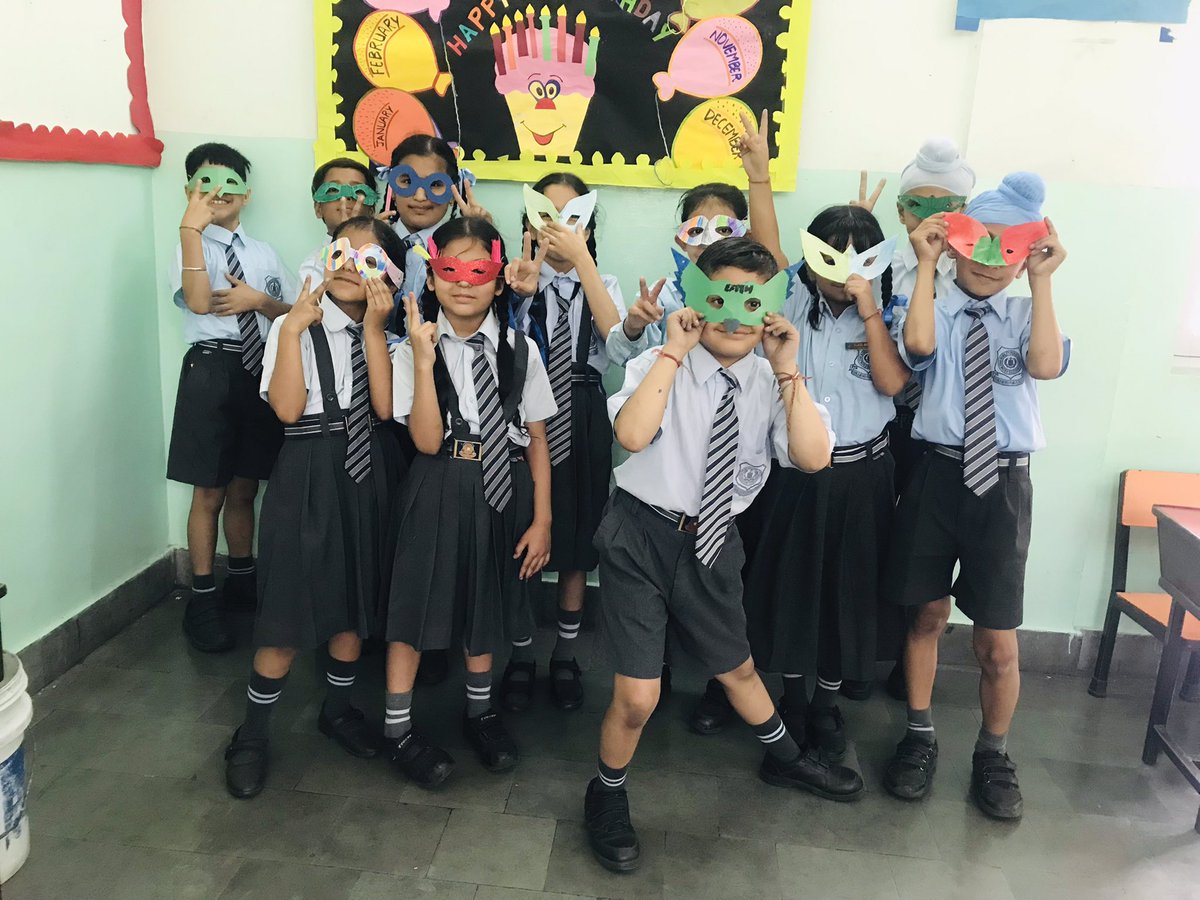 Kanchangold0044's tweet photo. Students of #KNPS Phagwara make #eye-mask on earth day. They enjoyed a lot while wearing mask.@KnpsIndia @pkdhillon08 @JyotiBh28005578 @charuchhabra2 @meenaks09023755 https://t.co/hvsxt2LkwC