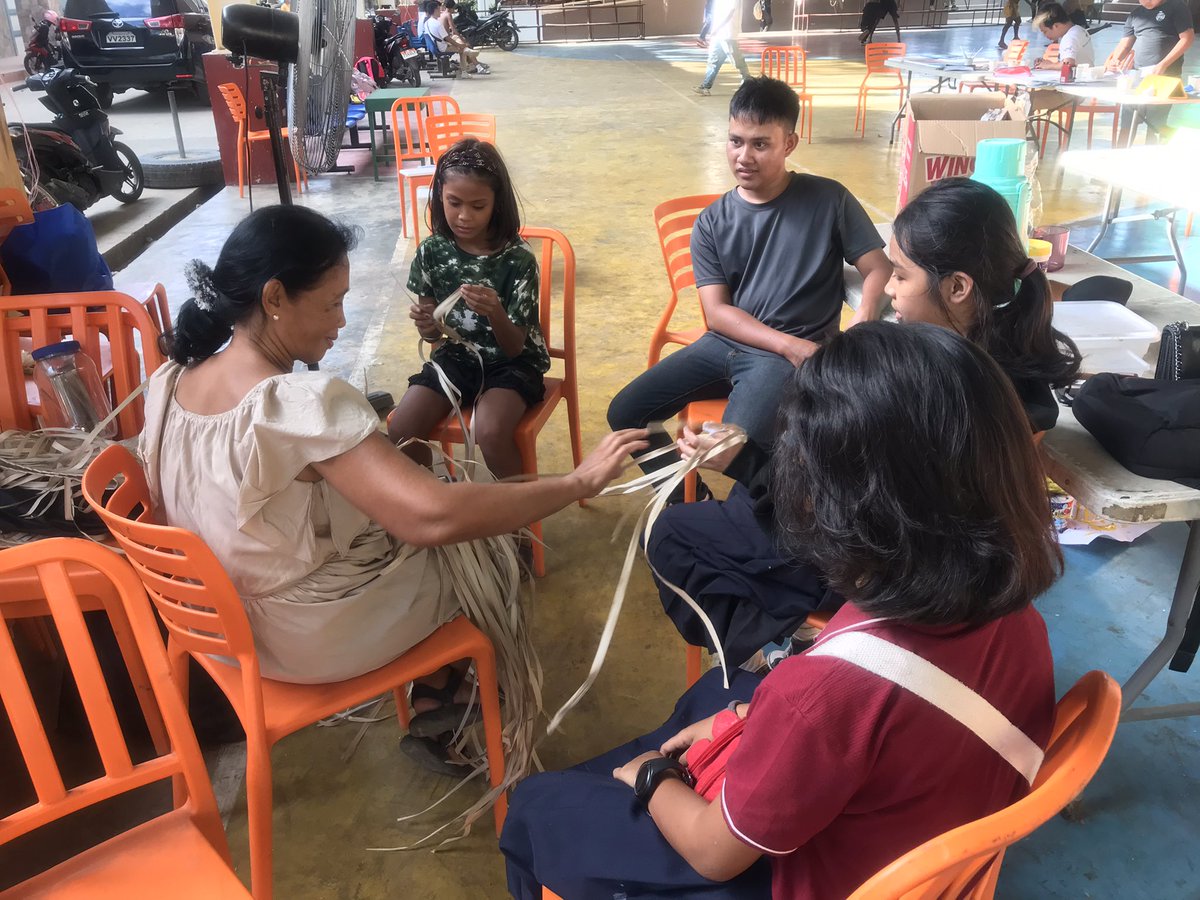 elnidoheritage's tweet photo. 13th Kalugtan Arts Festival: Buri Weaving. #kalugtan #kalugtanartsfestival #buri #buriweaving https://t.co/NBqjtrMsAq