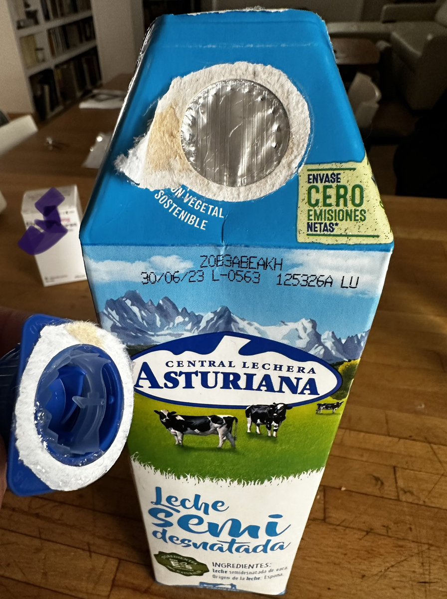 vecinodelcuarto's tweet photo. Amigos de @LecheAsturiana , me encanta su leche pero no tanto el sistema de apertura de los cartones. Es un engorro muy frecuente. Mírenselo, please. https://t.co/JrZi8LSfb6