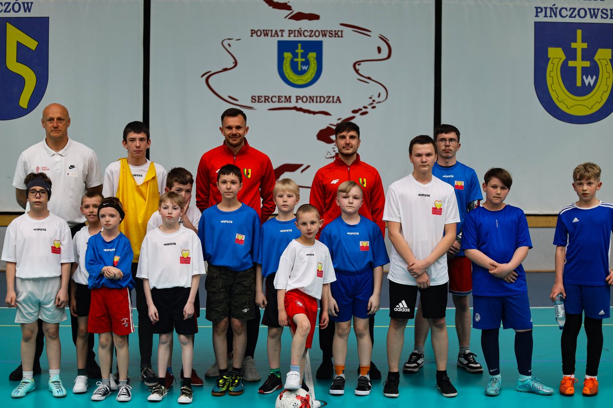 Chroberz's tweet photo. Nasz wojownik Bartuś, z najmłodszej grupy AP Strzelec, uczestniczył w świetnej akcji zorganizowanej przez Fundacja ZŁOTE SERCE  i @Korona_Kielce pt. 𝘜ś𝘮𝘪𝘦𝘤𝘩 𝘥𝘻𝘪𝘦𝘤𝘬𝘢 𝘵𝘰 𝘯𝘢𝘫𝘸𝘪ę𝘬𝘴𝘻𝘢 𝘳𝘢𝘥𝘰ść 📷 https://t.co/vlKgJCetV9