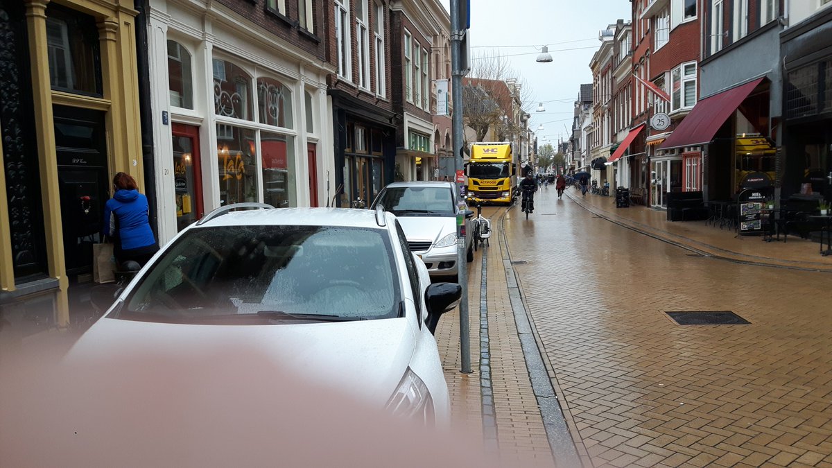 dan_e's tweet photo. @bennileemhuis Normaal is het in Groningen fietsstad zaak om niet te hoeven afstappen, want als voetganger ben je absolut niet welkom https://t.co/Kv7vYtH5EL