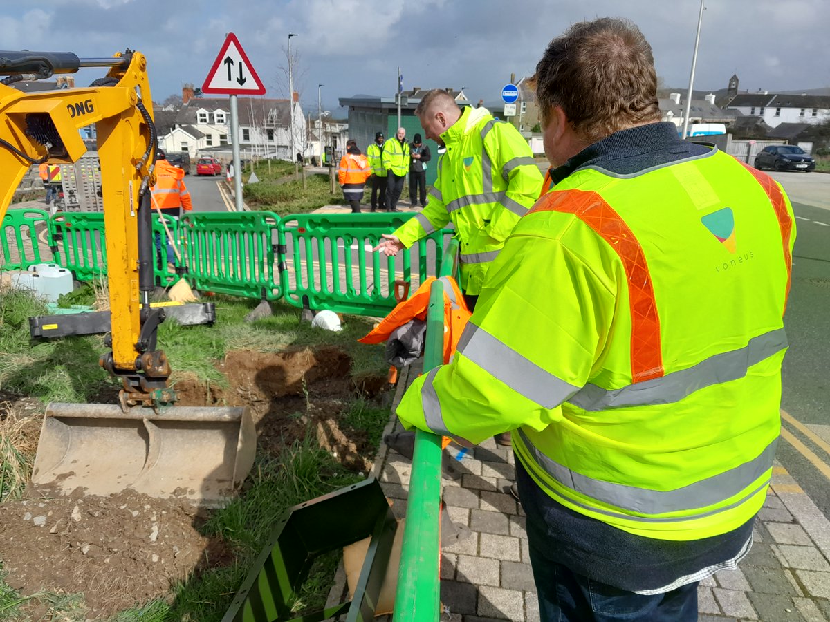 DigitalPembs's tweet photo. Great to see work progressing on the fibre to the premises (FTTP) broadband rollout in Fishguard
 Gwych gweld gwaith yn mynd rhagddo ar gyflwyno band eang ffibr i'r adeilad (FTTP) yn Abergwaun  #ultrafast #fibrebroadband #Pembrokeshire #connectingpembrokeshire #FTTP https://t.co/PW7POlVOto