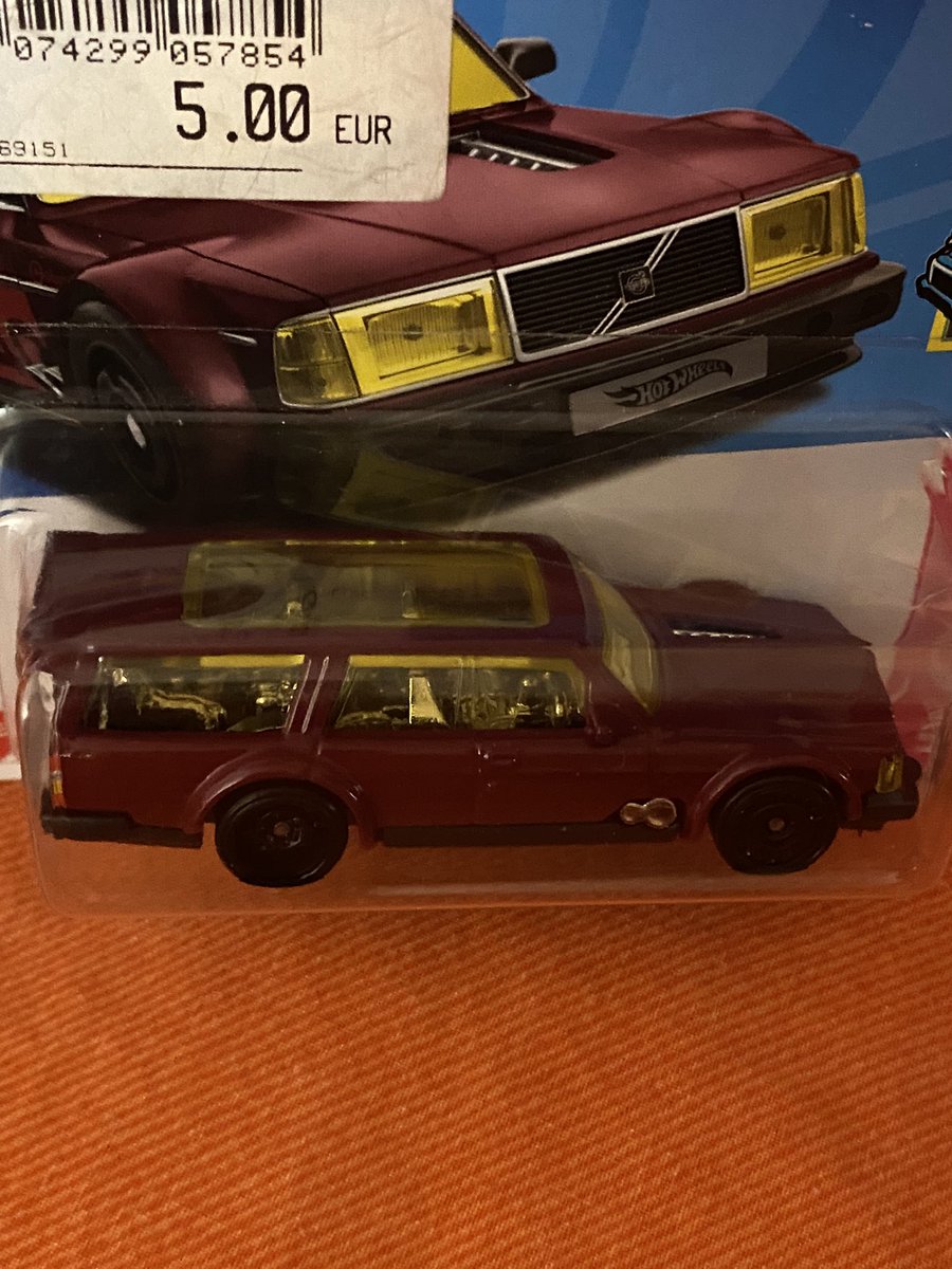 Ardles_'s tweet photo. Not been this excited for a while about a ‘bargain bin’ find (1 euro paid at airport) - #hotwheels #Volvo #driftwagon Such a cool little model. I want one full size 😎👊
@DiecastAddicts @Carpervert @DiecastHut @harrismonkey #toycollector #hotwheels #diecast #estatecar https://t.co/EPEWRoW104