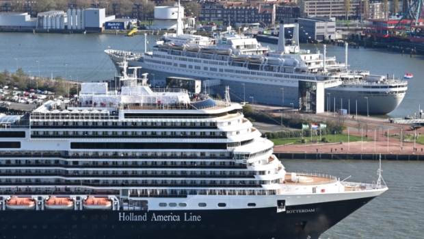 Havenloods's tweet photo. De oude en de nieuwe Rotterdam nemen met veel scheepshoorn getoeter tijdelijk afscheid -  https://t.co/qNiODa8OXN https://t.co/RssJNSLn7P