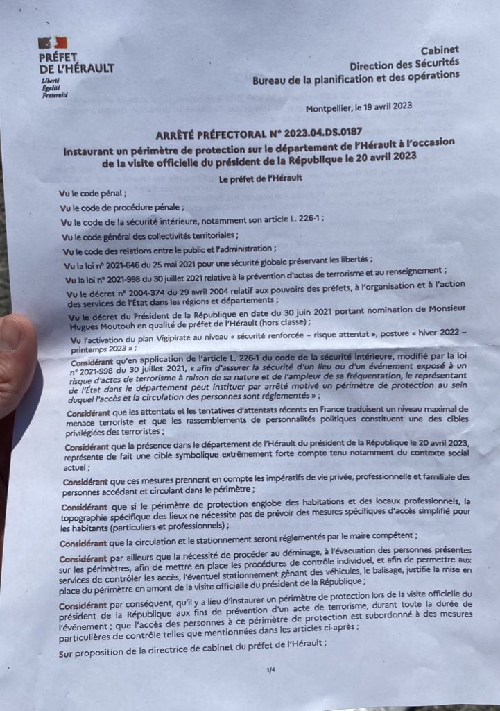 PaulLarrouturou's tweet photo. L’arrêté préfectoral ne stipule pas les casseroles mais interdit tout « dispositifs sonores portatifs » 
Sauf que les gendarmes ont bien reçu la consigne d’interdire l’entrée des casseroles dans le village de #Ganges (j’ai entendu un gendarme en rendre compte à son chef) #Macron https://t.co/N78bFEWNi1