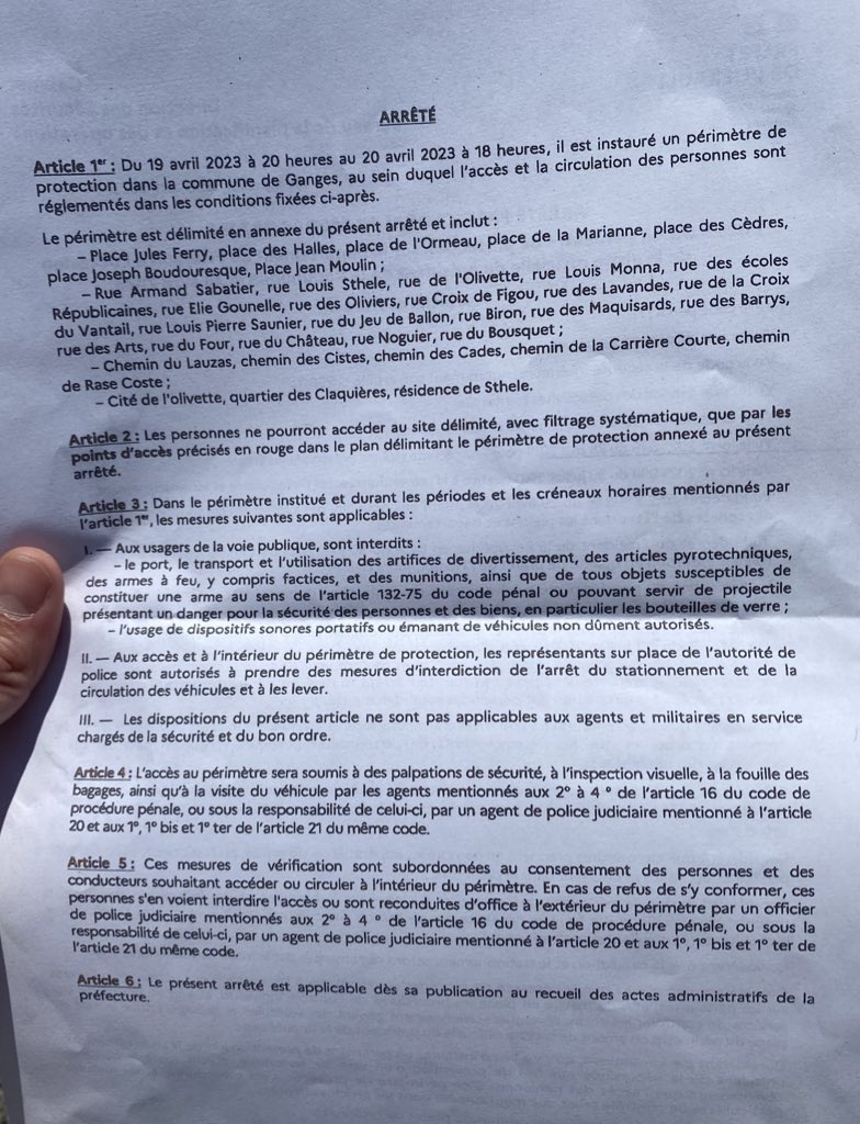 PaulLarrouturou's tweet photo. L’arrêté préfectoral ne stipule pas les casseroles mais interdit tout « dispositifs sonores portatifs » 
Sauf que les gendarmes ont bien reçu la consigne d’interdire l’entrée des casseroles dans le village de #Ganges (j’ai entendu un gendarme en rendre compte à son chef) #Macron https://t.co/N78bFEWNi1