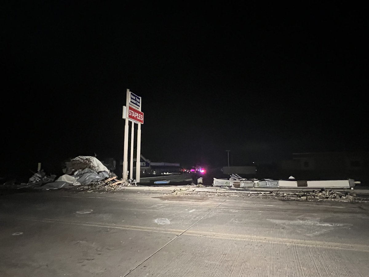 _anslee's tweet photo. I am off I-40 &amp; Kickapoo St. where a tornado hit Shawnee, OK. The winds are still blowing strong, fire alarms are going off, debris is everywhere, power lines are either leaning or down, &amp; business signs are destroyed. This is only a glimpse. I will be live on @KJRH2HD with more. https://t.co/g8kZWk3jES