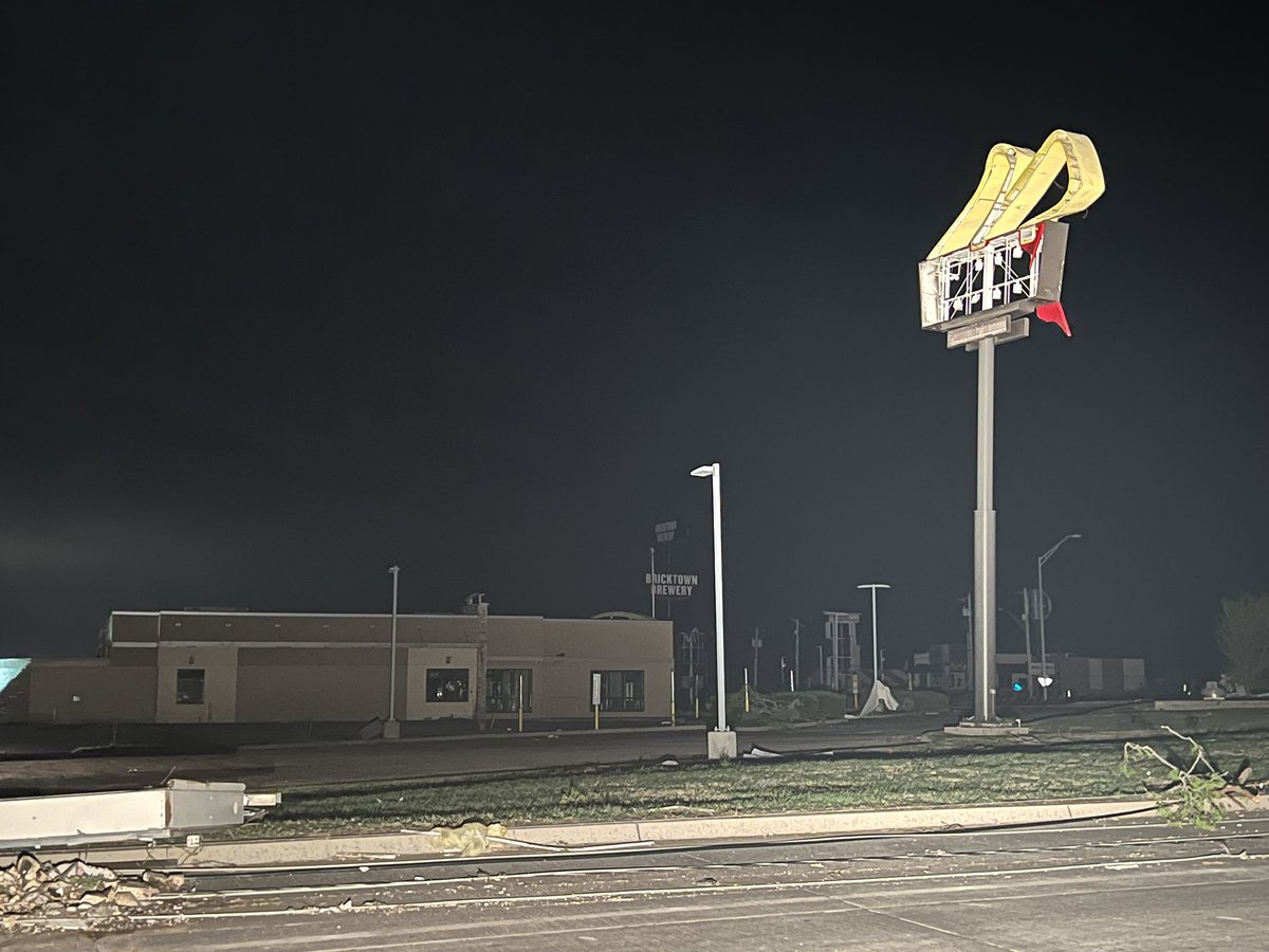 _anslee's tweet photo. I am off I-40 &amp; Kickapoo St. where a tornado hit Shawnee, OK. The winds are still blowing strong, fire alarms are going off, debris is everywhere, power lines are either leaning or down, &amp; business signs are destroyed. This is only a glimpse. I will be live on @KJRH2HD with more. https://t.co/g8kZWk3jES