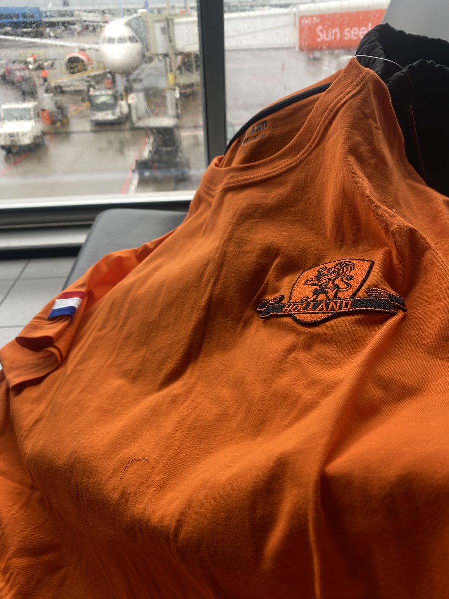 TwitErwin's tweet photo. Even iets aan de dress code van de komende dagen gedaan #langejongens @pouleE @ https://t.co/jexPpV0NYi https://t.co/7xTZtjheEv