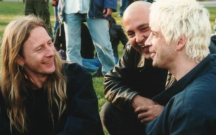 April 20, 2002 – A public memorial is held for Layne Staley. Chris Cornell dyed his hair blonde in tribute to Layne.